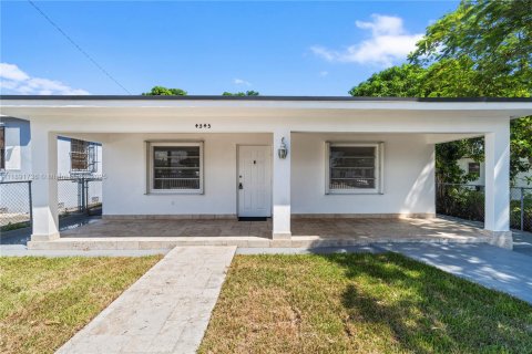 Casa en venta en Hialeah, Florida, 3 dormitorios, 134.89 m2 № 1944025 - foto 10