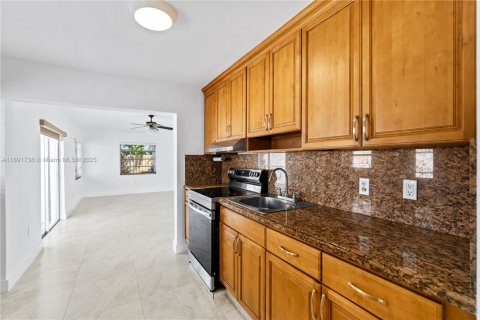 Casa en venta en Hialeah, Florida, 3 dormitorios, 134.89 m2 № 1944025 - foto 23