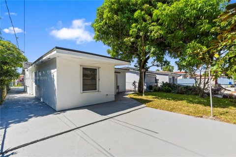 Casa en venta en Hialeah, Florida, 3 dormitorios, 134.89 m2 № 1944025 - foto 7