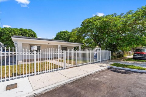 Casa en venta en Hialeah, Florida, 3 dormitorios, 134.89 m2 № 1944025 - foto 4