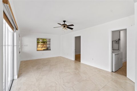 Casa en venta en Hialeah, Florida, 3 dormitorios, 134.89 m2 № 1944025 - foto 30