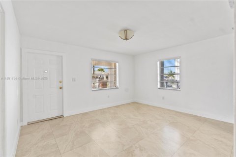 Casa en venta en Hialeah, Florida, 3 dormitorios, 134.89 m2 № 1944025 - foto 14