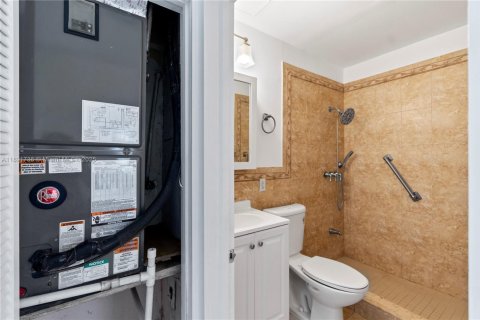 Casa en venta en Hialeah, Florida, 3 dormitorios, 134.89 m2 № 1944025 - foto 21
