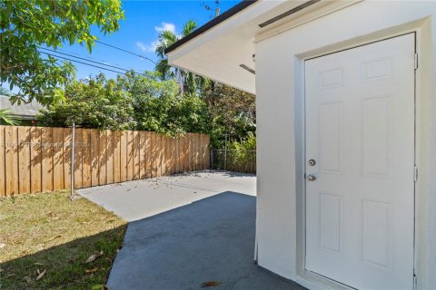 Casa en venta en Hialeah, Florida, 3 dormitorios, 134.89 m2 № 1944025 - foto 11