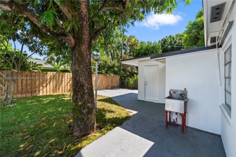 Casa en venta en Hialeah, Florida, 3 dormitorios, 134.89 m2 № 1944025 - foto 9