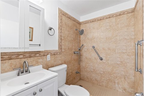 Casa en venta en Hialeah, Florida, 3 dormitorios, 134.89 m2 № 1944025 - foto 19