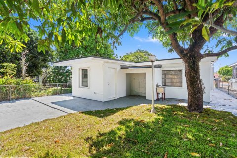 Casa en venta en Hialeah, Florida, 3 dormitorios, 134.89 m2 № 1944025 - foto 8