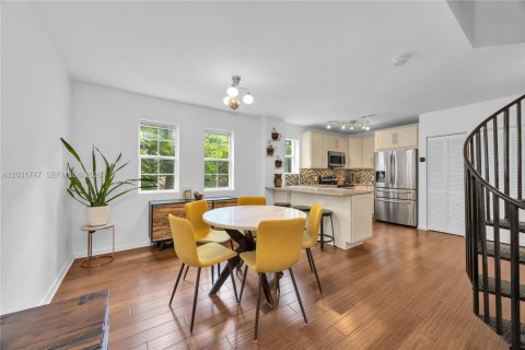 Condominio en Miami, Florida, 2 dormitorios  № 2258103