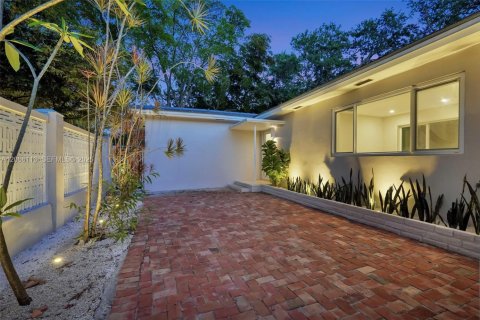 House in El Portal, Florida 3 bedrooms, 140.28 sq.m. № 2073186 - photo 4