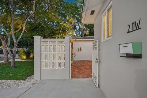 House in El Portal, Florida 3 bedrooms, 140.28 sq.m. № 2073186 - photo 3