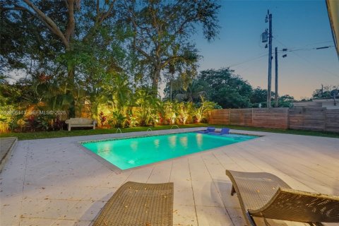 House in El Portal, Florida 3 bedrooms, 140.28 sq.m. № 2073186 - photo 10