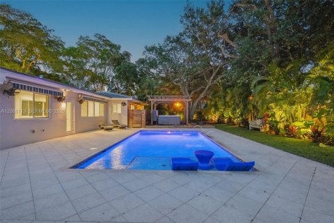 House in El Portal, Florida 3 bedrooms, 140.28 sq.m. № 2073186 - photo 6