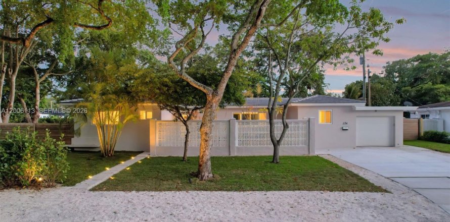 House in El Portal, Florida 3 bedrooms, 140.28 sq.m. № 2073186