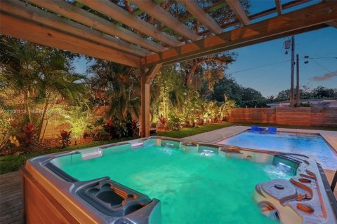 House in El Portal, Florida 3 bedrooms, 140.28 sq.m. № 2073186 - photo 11