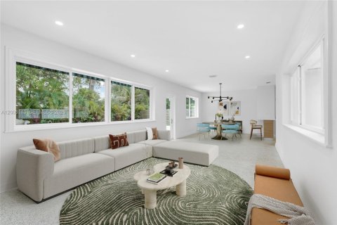 House in El Portal, Florida 3 bedrooms, 140.28 sq.m. № 2073186 - photo 18