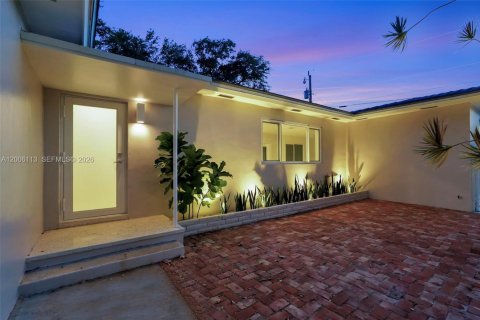 House in El Portal, Florida 3 bedrooms, 140.28 sq.m. № 2073186 - photo 5