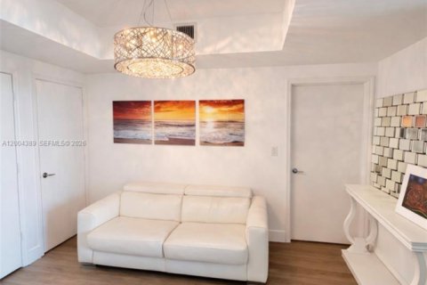 Condo in Miami, Florida, 1 bedroom  № 2068440 - photo 6