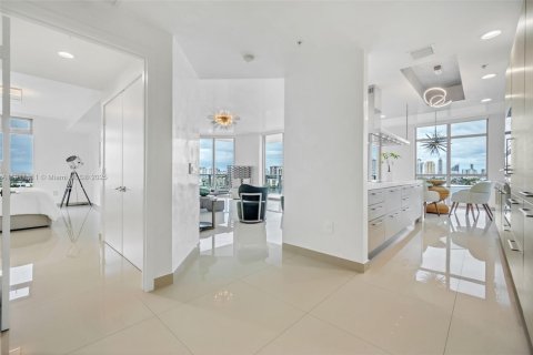 Condo in North Miami Beach, Florida, 3 bedrooms № 2082281 - photo 2