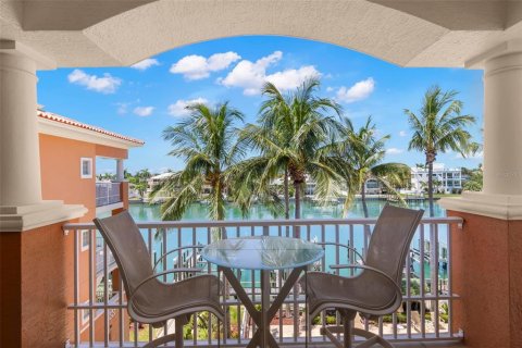 Condo in Tierra Verde, Florida, 3 bedrooms  № 1888683 - photo 1