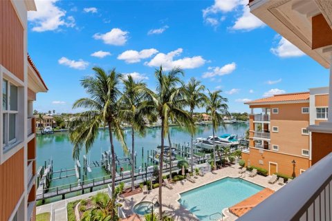 Condo in Tierra Verde, Florida, 3 bedrooms  № 1888683 - photo 4