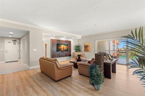 Condo in Tierra Verde, Florida, 3 bedrooms  № 1888683 - photo 10
