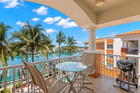 Condo in Tierra Verde, Florida, 3 bedrooms  № 1888683 - photo 18