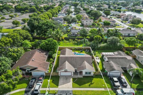 Casa en venta en Sunrise, Florida, 4 dormitorios, 172.61 m2 № 1945669 - foto 2