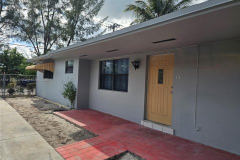 Снять в аренду виллу или дом в Майами, Флорида 2 спальни, 267.65м2, № 1974871 - фото 1