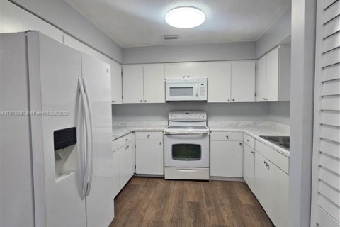 Снять в аренду виллу или дом в Майами, Флорида 2 спальни, 267.65м2, № 1974871 - фото 4