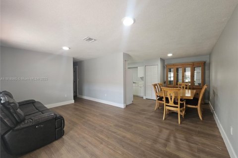 Снять в аренду виллу или дом в Майами, Флорида 2 спальни, 267.65м2, № 1974871 - фото 2