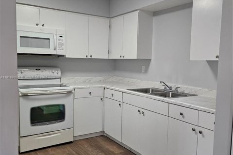 Снять в аренду виллу или дом в Майами, Флорида 2 спальни, 267.65м2, № 1974871 - фото 3