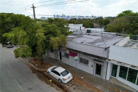 Commercial property in Miami, Florida № 1788557 - photo 1