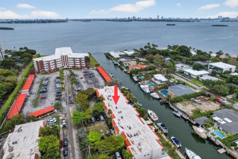 Снять в аренду таунхаус в Майами-Шорс, Флорида 2 спальни, 160.54м2, № 2050915 - фото 25