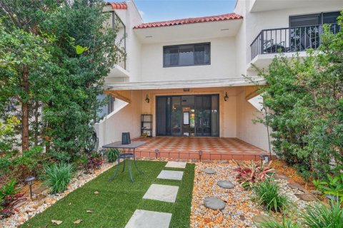 Снять в аренду таунхаус в Майами-Шорс, Флорида 2 спальни, 160.54м2, № 2050915 - фото 26