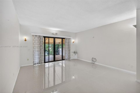 Снять в аренду таунхаус в Майами-Шорс, Флорида 2 спальни, 160.54м2, № 2050915 - фото 3