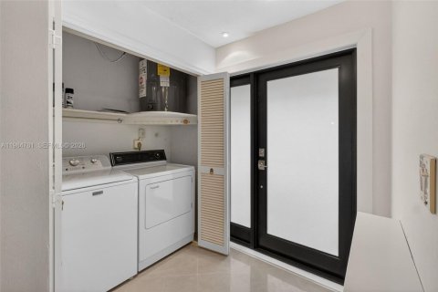 Снять в аренду таунхаус в Майами-Шорс, Флорида 2 спальни, 160.54м2, № 2050915 - фото 22