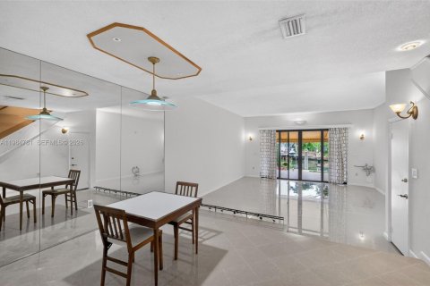 Снять в аренду таунхаус в Майами-Шорс, Флорида 2 спальни, 160.54м2, № 2050915 - фото 12