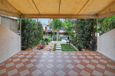 Снять в аренду таунхаус в Майами-Шорс, Флорида 2 спальни, 160.54м2, № 2050915 - фото 5