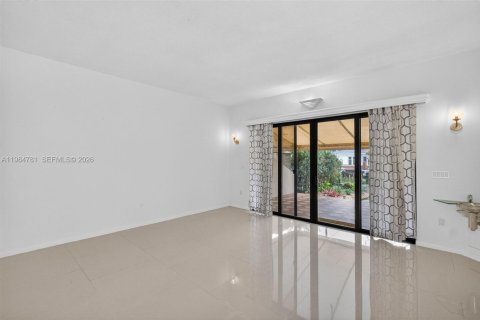 Снять в аренду таунхаус в Майами-Шорс, Флорида 2 спальни, 160.54м2, № 2050915 - фото 4