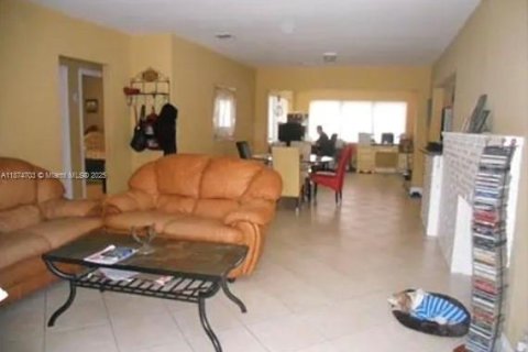 Снять в аренду виллу или дом в Холливуд, Флорида 3 спальни, 135.64м2, № 1896039 - фото 2