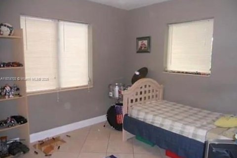 Снять в аренду виллу или дом в Холливуд, Флорида 3 спальни, 135.64м2, № 1896039 - фото 9