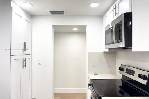 Condo in Miami, Florida, 2 bedrooms  № 2052970 - photo 4