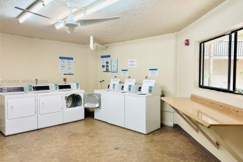 Condo in Miami, Florida, 2 bedrooms  № 2052970 - photo 16