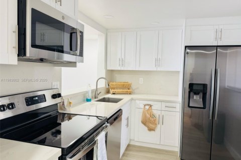 Condo in Miami, Florida, 2 bedrooms  № 2052970 - photo 2