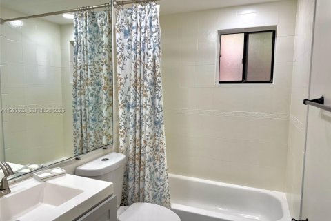 Condo in Miami, Florida, 2 bedrooms  № 2052970 - photo 12