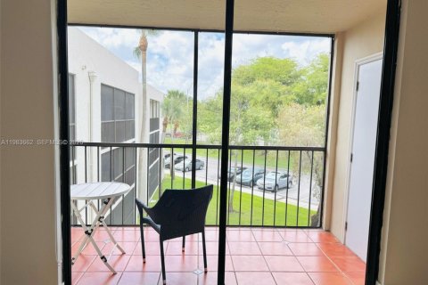 Condo in Miami, Florida, 2 bedrooms  № 2052970 - photo 13