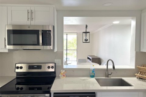 Condo in Miami, Florida, 2 bedrooms  № 2052970 - photo 3