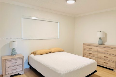 Condo in Miami, Florida, 2 bedrooms  № 2052970 - photo 9