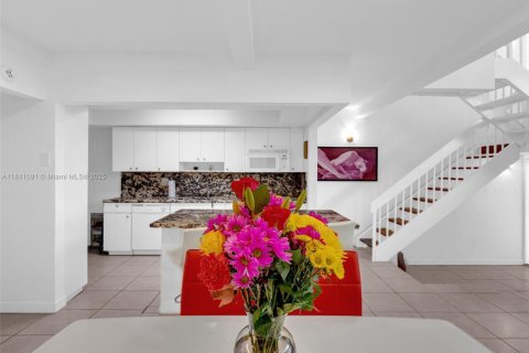 Condo in Miami, Florida, 3 bedrooms  № 1939439 - photo 21