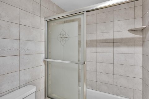 Condo in Miami, Florida, 3 bedrooms  № 1939439 - photo 29